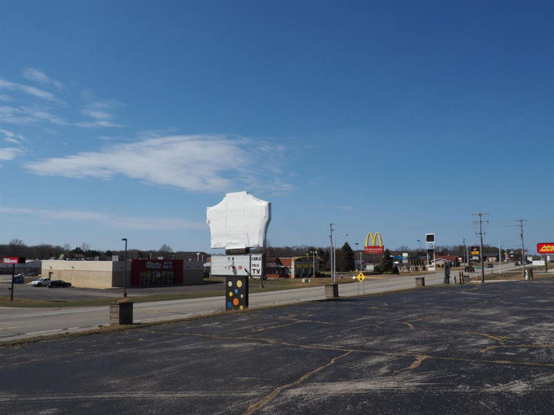 Sunset Motel - Real Estate Photos - Old Sign Still There (newer photo)